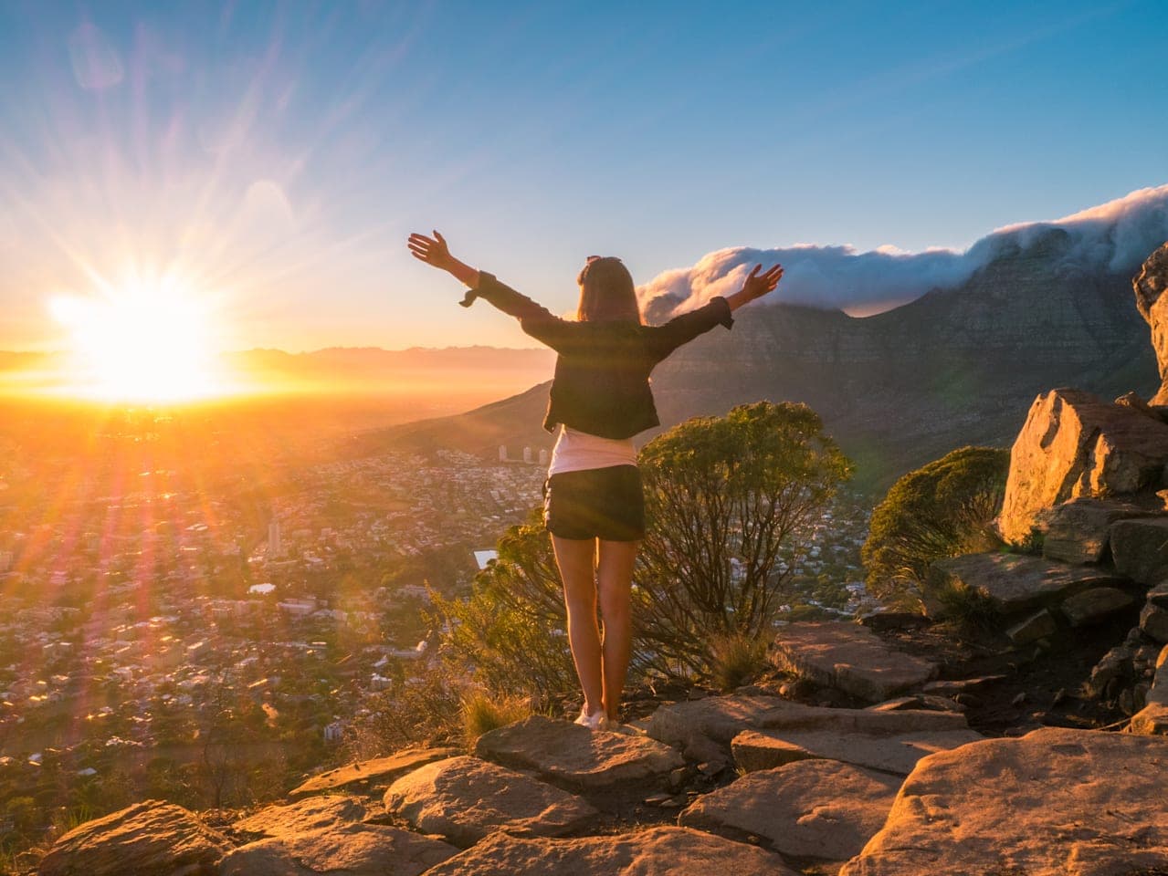 Wanderung im Sonnenaufgang auf dem Lion’s Head thumbnail